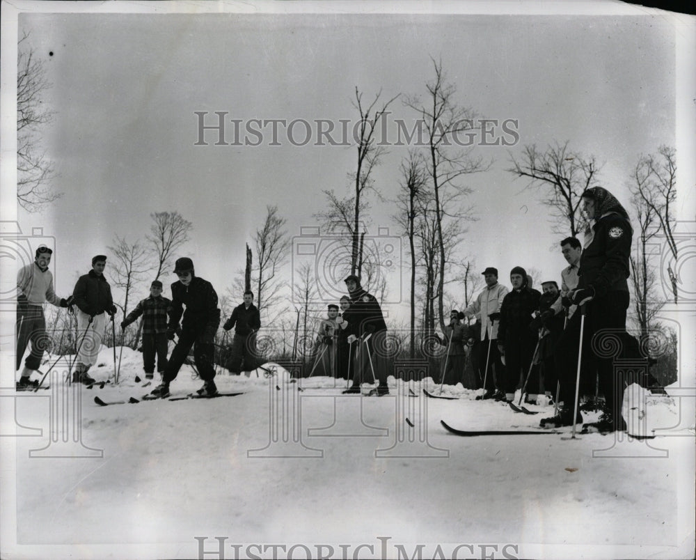 1951 Press Photo Beginners Learning To Snow Ski - RRW02801 - Historic Images