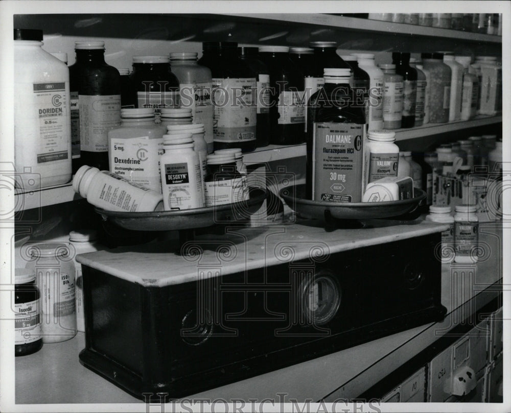 1977 Press Photo Diet Pill Pharmacy Medicine - RRW02865 - Historic Images