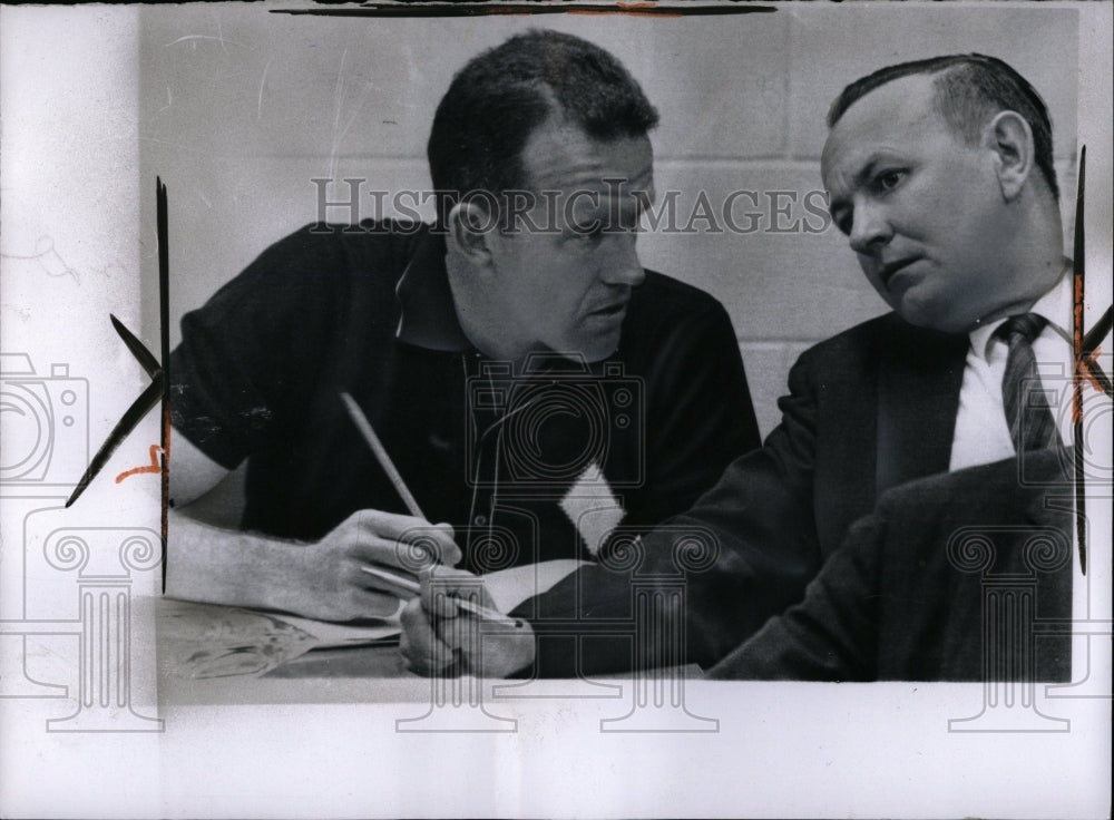 1963 Press Photo Cooper Consults With Chris Kraft - RRW03009 - Historic Images