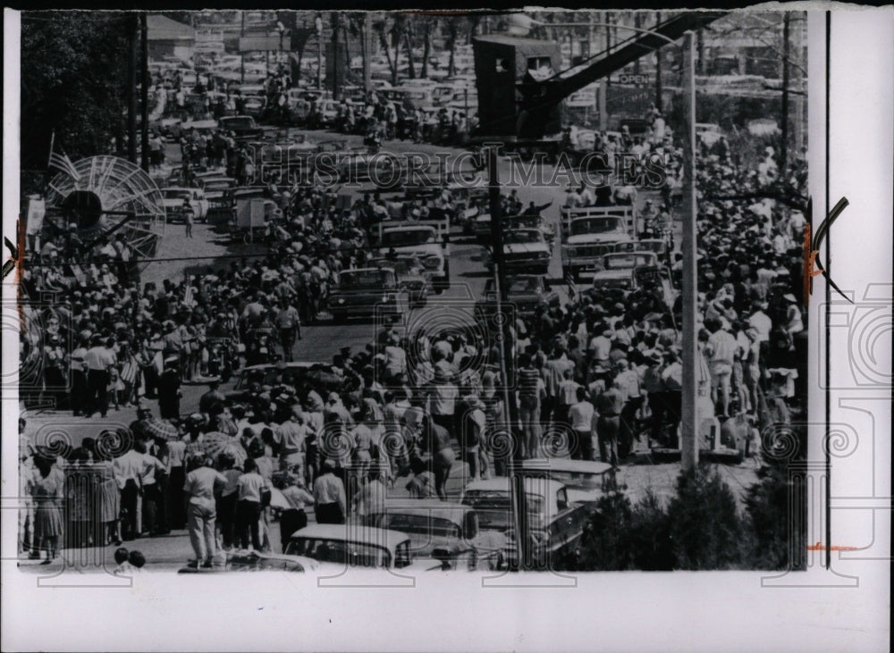 1963 Press Photo Cocoa Beach Cooper Motorcade Crowds - RRW03017 - Historic Images