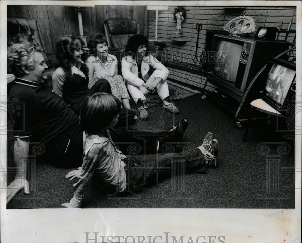 1977 Press Photo Jazz Musician Art Quatros And Family - RRW03035 - Historic Images