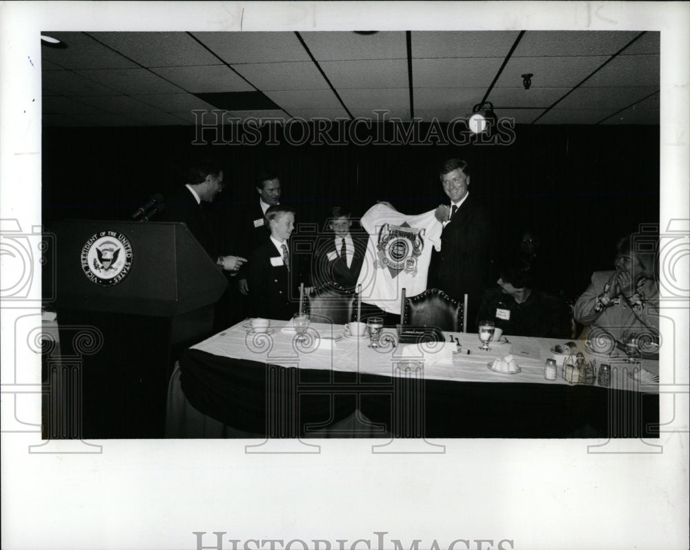 1990 Press Photo VP Quayle Visiting Bob Evan Restaurant - RRW03045 - Historic Images