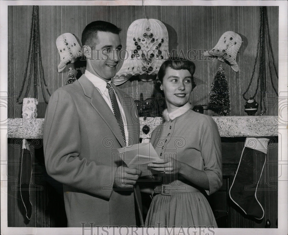 1954 Press Photo William Queen &amp; Madge Pennington - RRW03069 - Historic Images