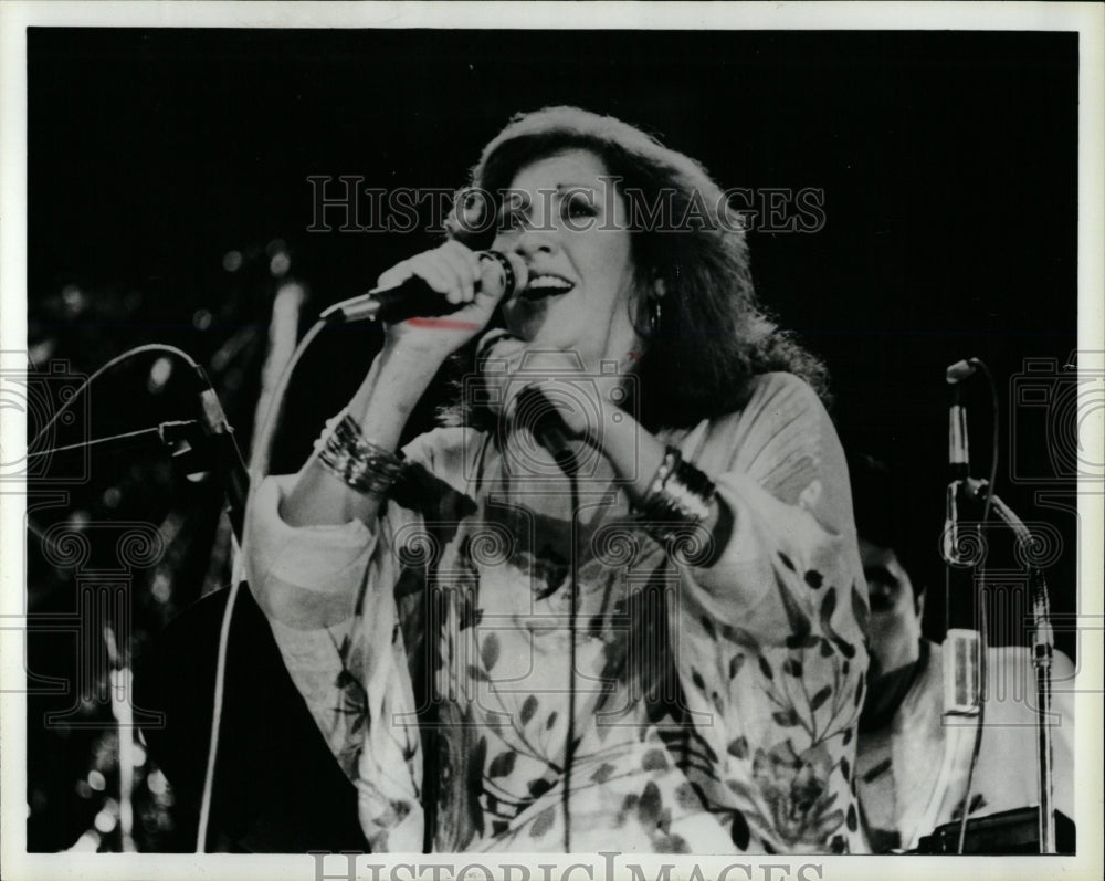 1986 Press Photo Singer Flora Purim PJazz Concert Stage - RRW03131 - Historic Images