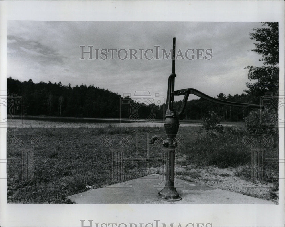 1977 Press Photo Sand Lake Hand Pump - RRW03145 - Historic Images