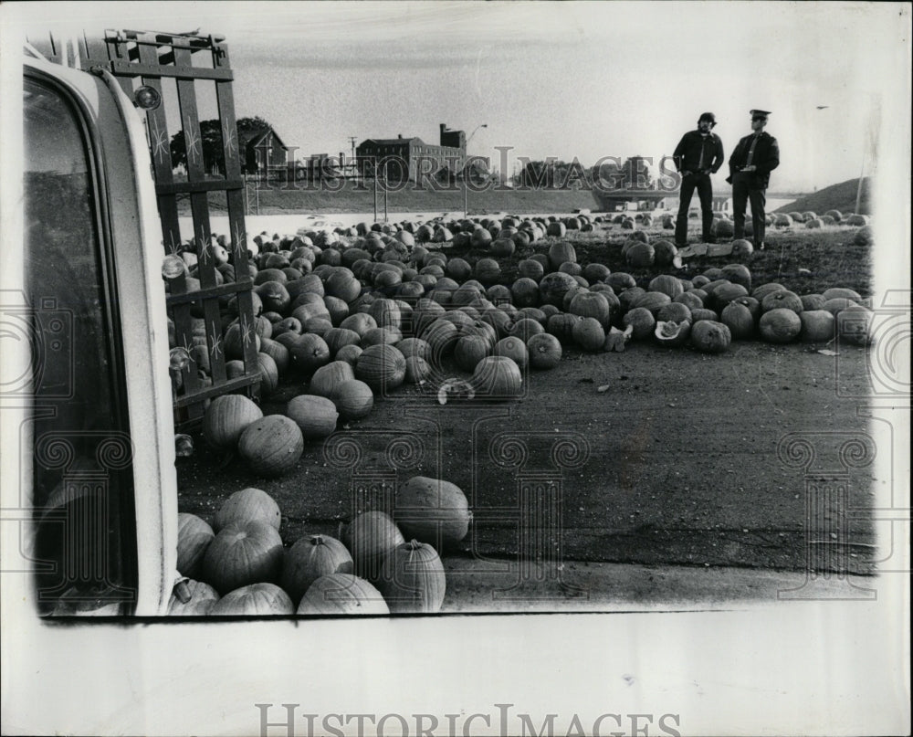 1978 Press Photo Pumpkin Truck Overturned Gratiot - RRW03151 - Historic Images