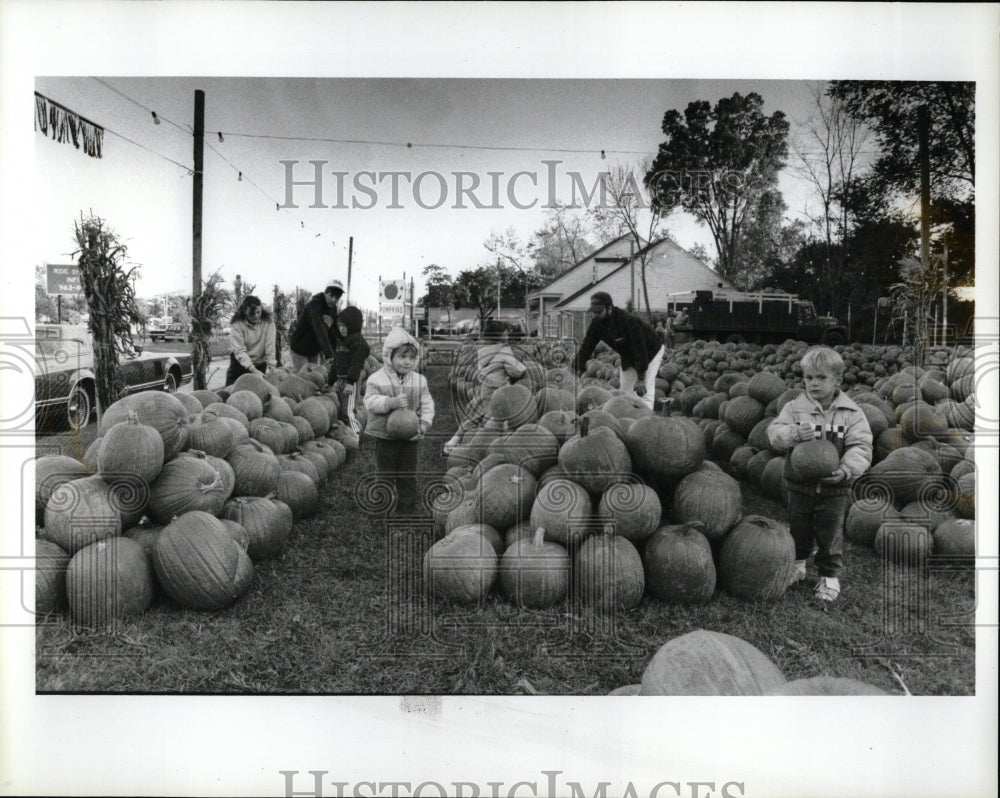 1988 Press Photo Pumpkins Family Children Farm - RRW03157 - Historic Images