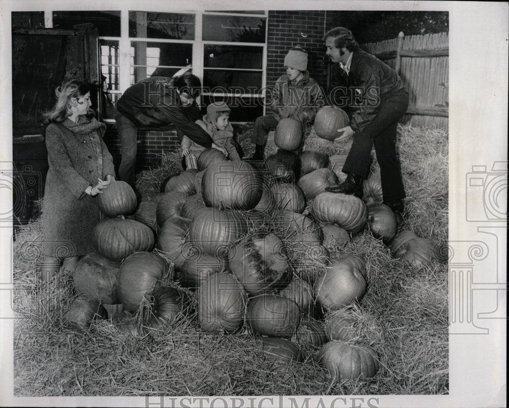 1972 Press Photo Family Pumpkins Children Farm - RRW03163 - Historic Images