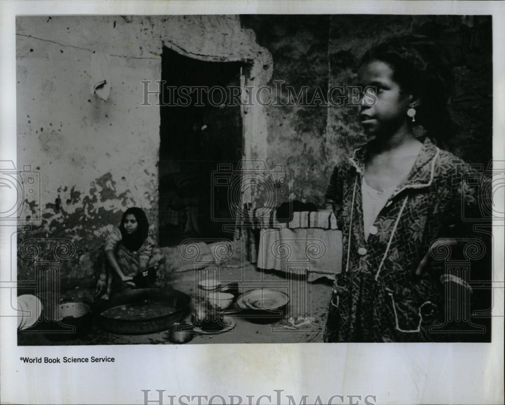 1968 Press Photo Beja Sudan Woman Outside Family Home - RRW03173