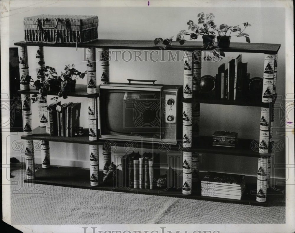 1975 Press Photo Bookcase Beer Cans - RRW03185 - Historic Images