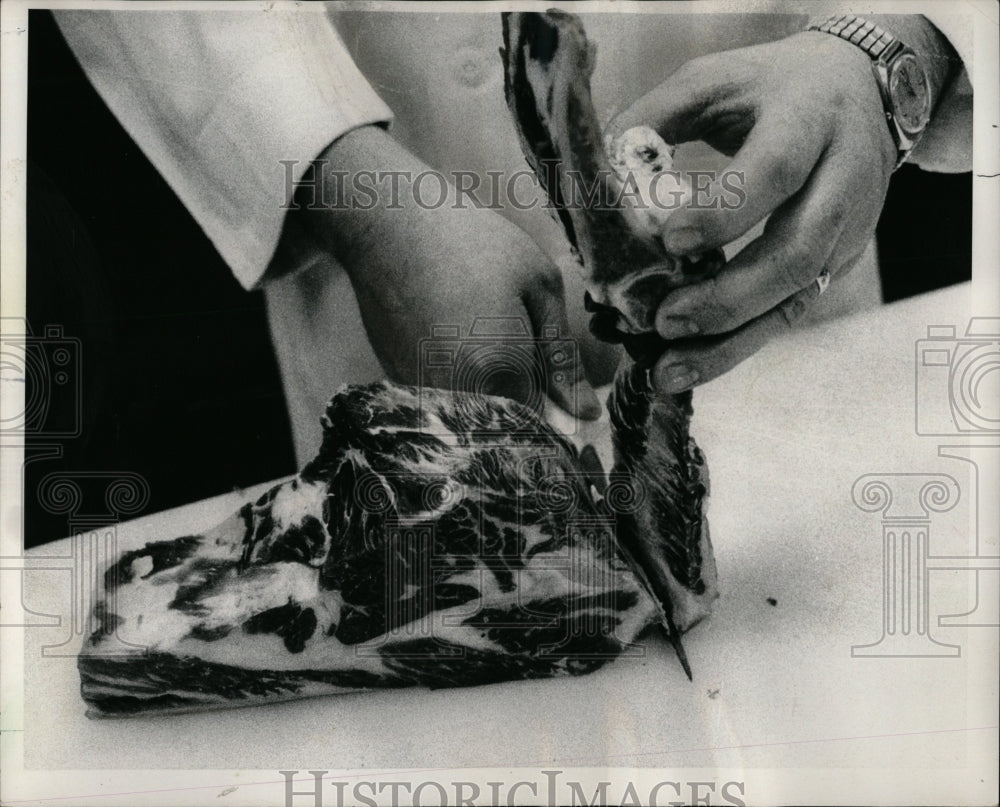 1975 Press Photo Meat Cutting Butcher - RRW03195 - Historic Images