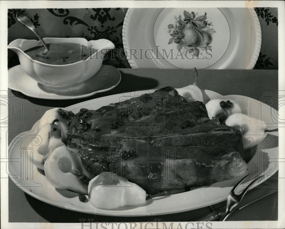 1972 Press Photo Pot Roast With Pears Gravy Display - RRW03197 - Historic Images