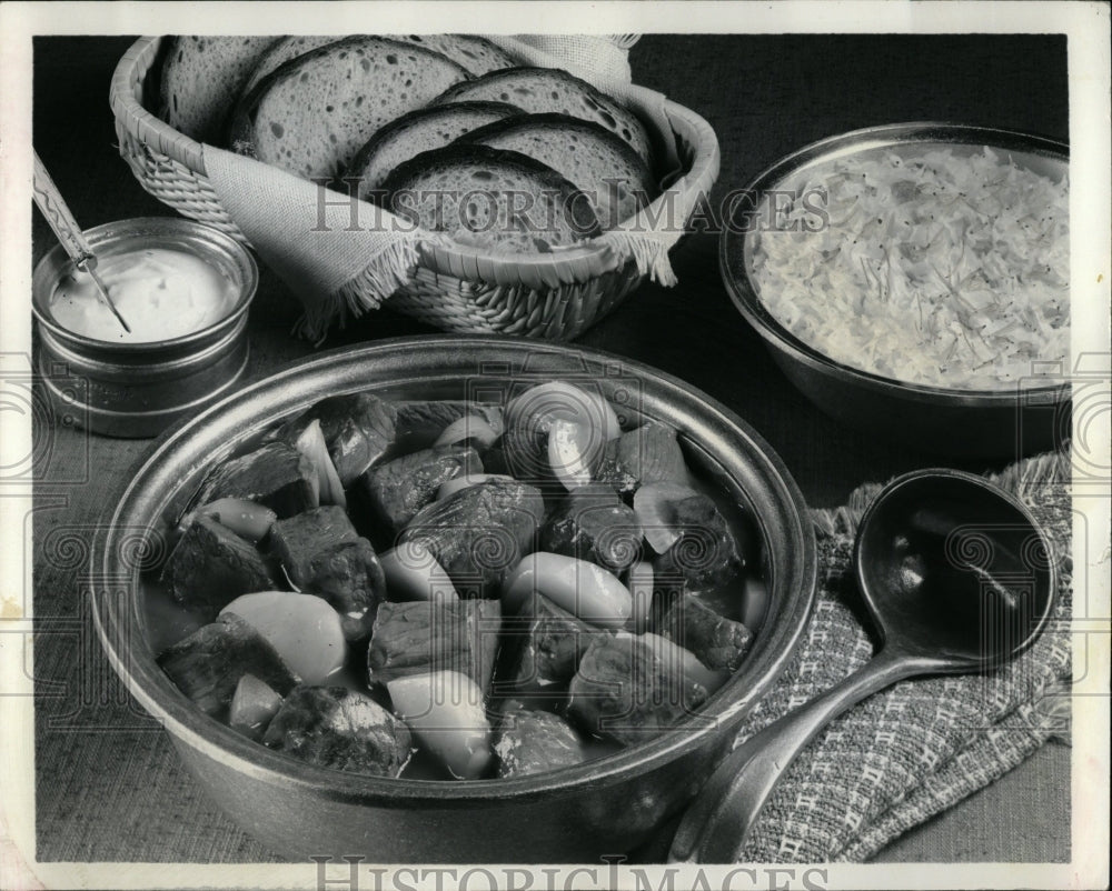 1982 Press Photo Pan Beef Goulash - RRW03199 - Historic Images