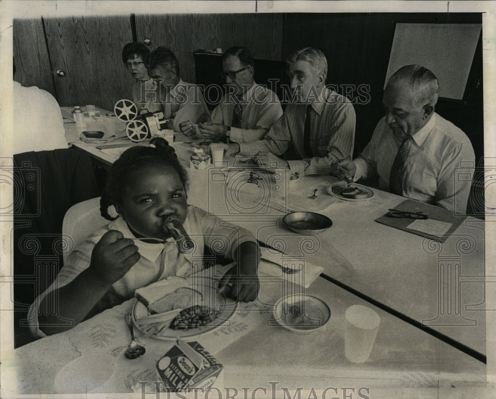 Press Photo Newberry Center Guests Lunch With Children - RRW03209 - Historic Images