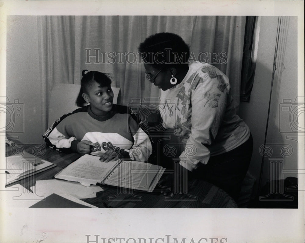 1988 Press Photo Kymberly Ellis Joyce Oatman Teacher - RRW03229 - Historic Images