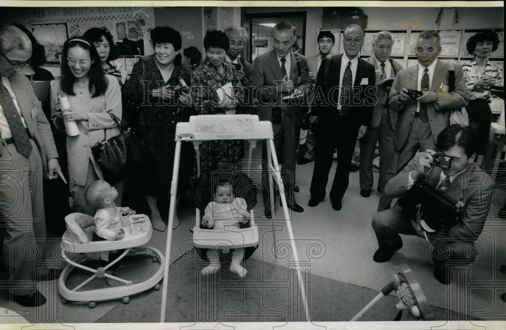 1992 Press Photo Japanese Educator KinderCare Babies - RRW03233 - Historic Images