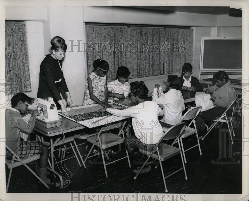 1965 Press Photo Brenda Widman Washington Park School - RRW03247 - Historic Images