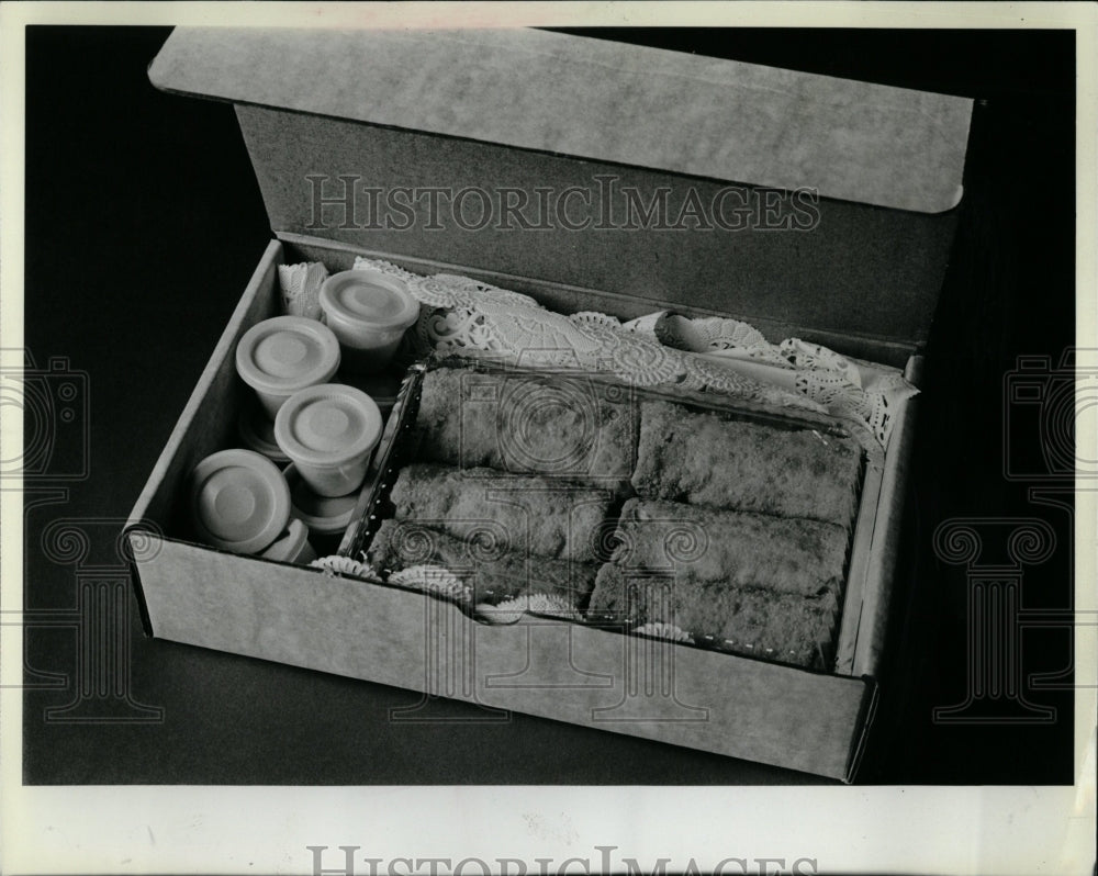 1983 Press Photo Oversized Eggrolls Phil Shen - RRW03309 - Historic Images