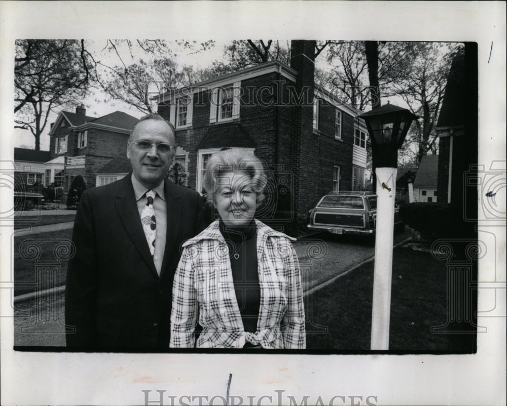 1974 Press Photo Couple House Chicago Neighborhood - RRW03315 - Historic Images