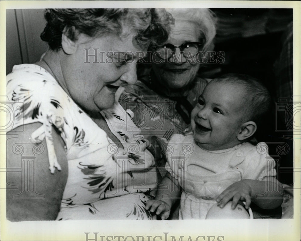 1985 Press Photo Mary Hornyak &amp; Irene Albers With Becky - RRW03325 - Historic Images