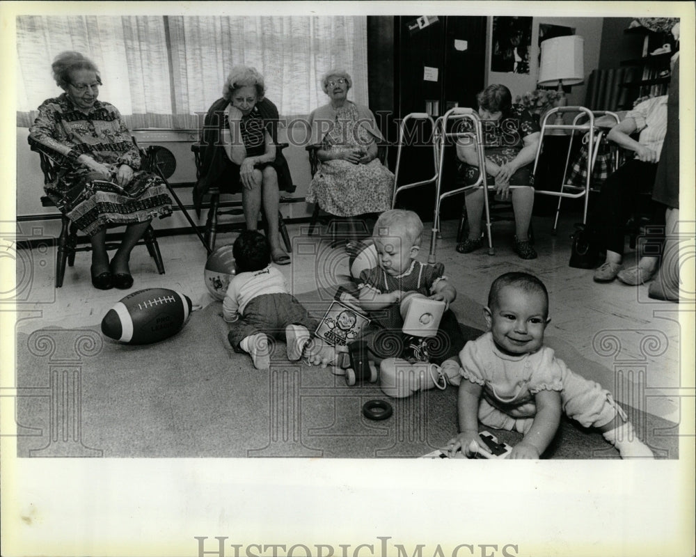 1985 Press Photo Edgewater Geriatric Center Babies Play - RRW03327 - Historic Images