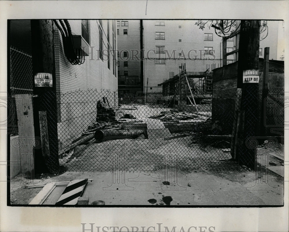 1971 Press Photo Edgewater Hospital Make Illegal Alley - RRW03339 - Historic Images