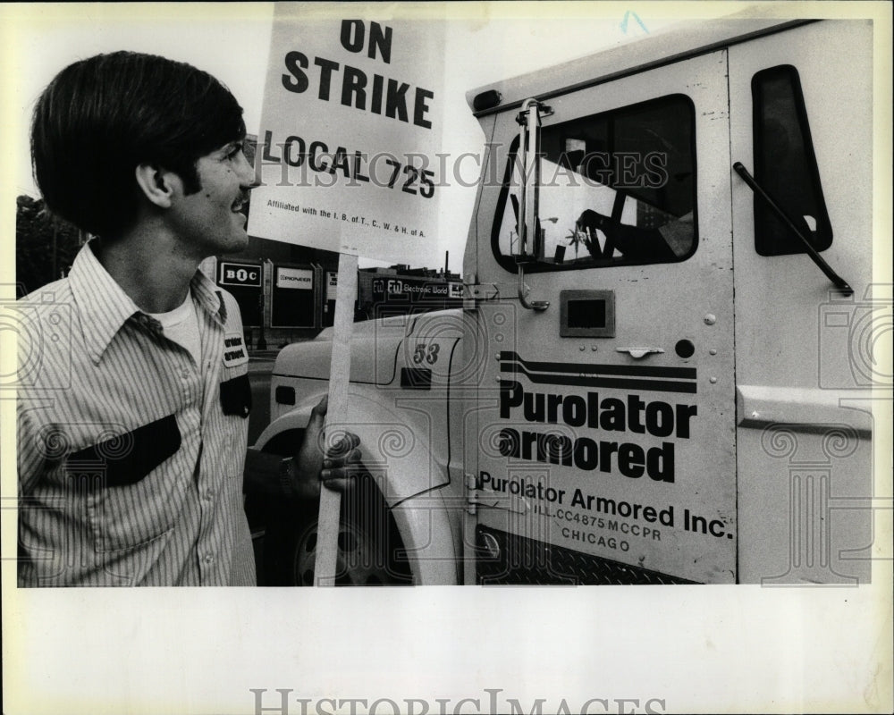 1993 Press Photo Purolator Armored Car Strike Line - RRW03355 - Historic Images