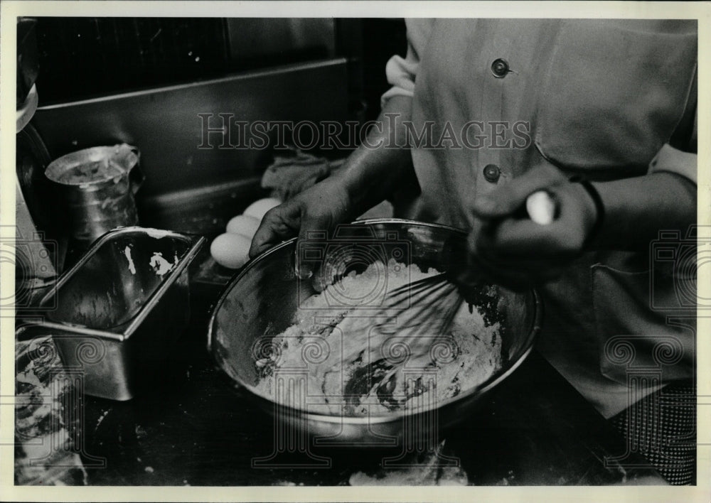 1982 Press Photo Chestnut Street Grill Chef Cooking - RRW03375 - Historic Images