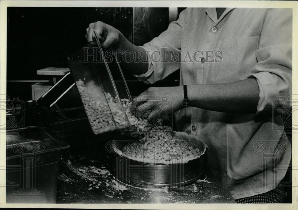 1982 Press Photo Chestnut Street Grill Restaurant Prep - RRW03377 - Historic Images