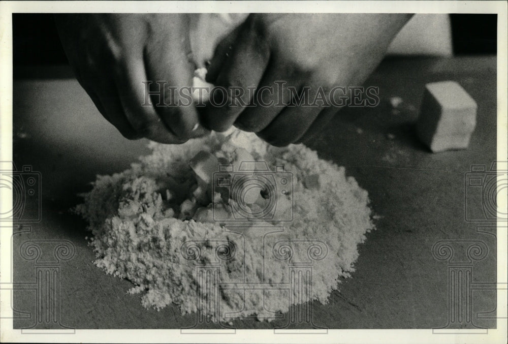 1980 Press Photo Gitanes Restaurant Chef Making Tart - RRW03389 - Historic Images