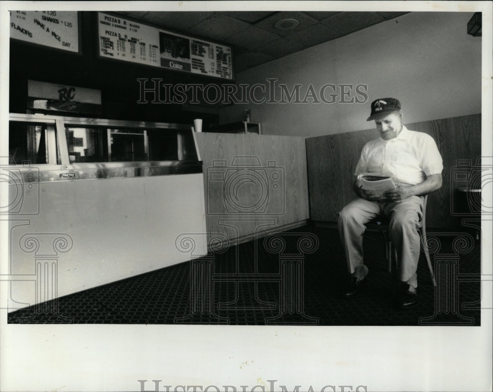 1990 Press Photo Power Blackout Empty Pizza Restaurant - RRW03415 - Historic Images