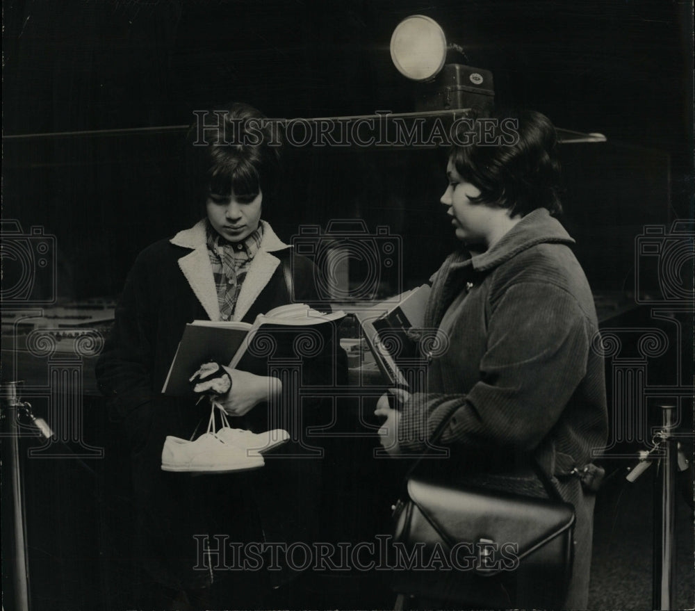 1966 Press Photo Chicago Blackout Students Studying - RRW03427 - Historic Images