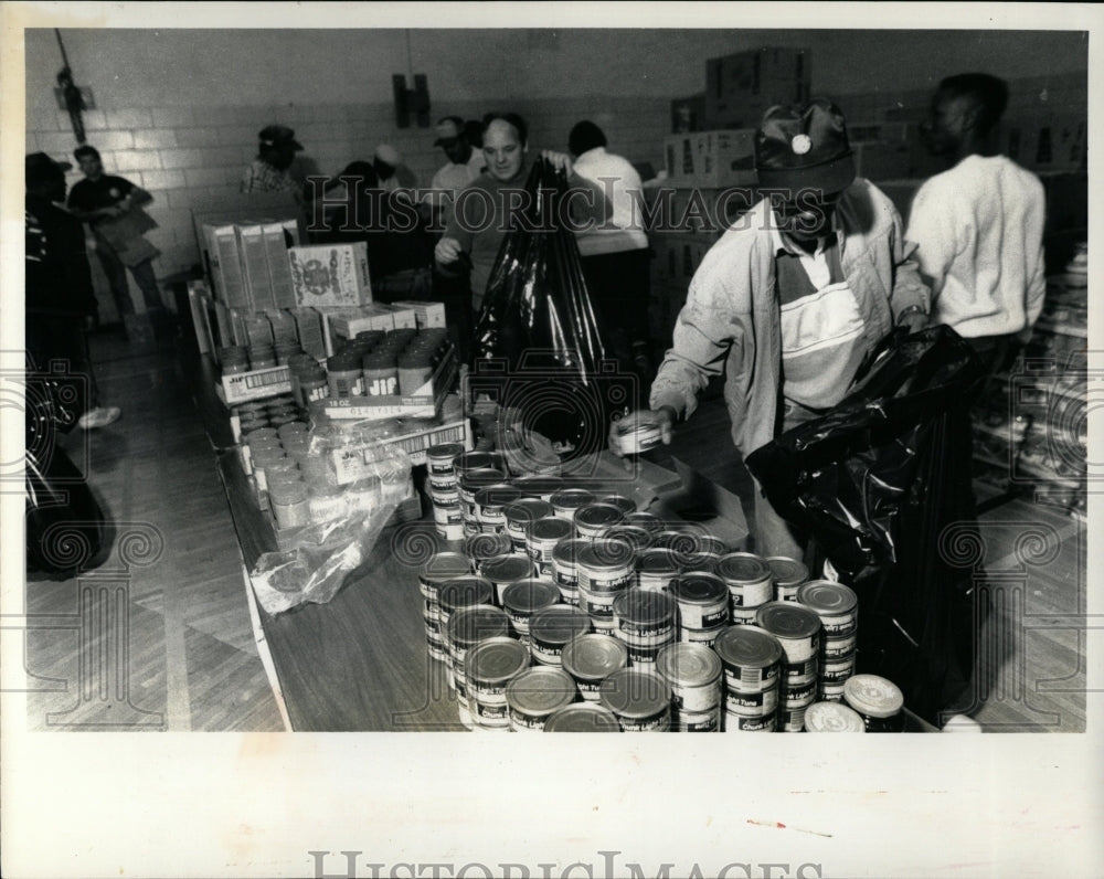 1990 Press Photo Blackout Non Perishable Food Give Away - RRW03431 - Historic Images