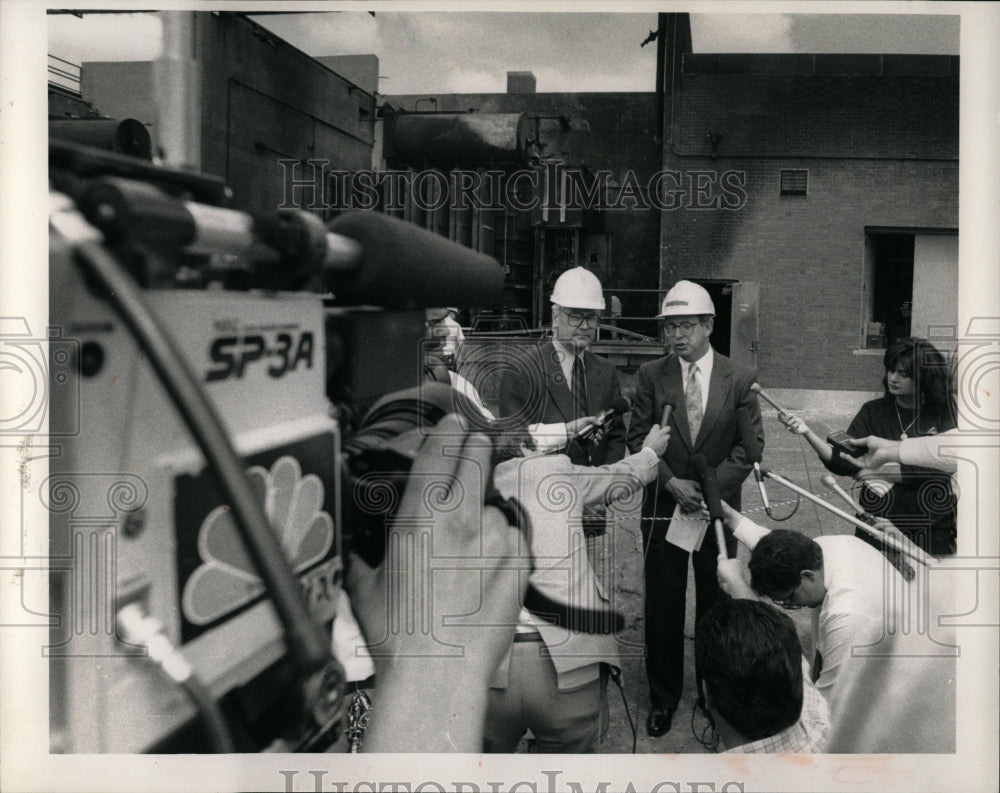 1990 Press Photo John Hogan &amp; Bill Downey With Press - RRW03433 - Historic Images