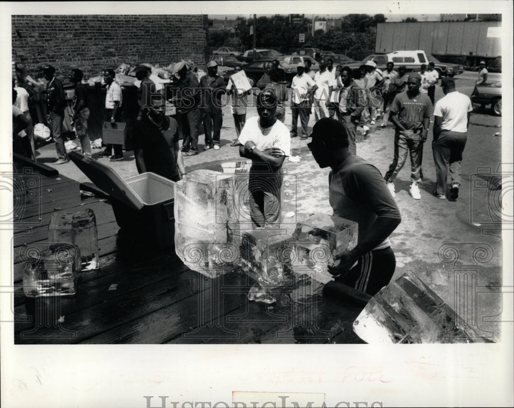 1990 Press Photo Ice house 5th street solid line of cus - RRW03435 - Historic Images