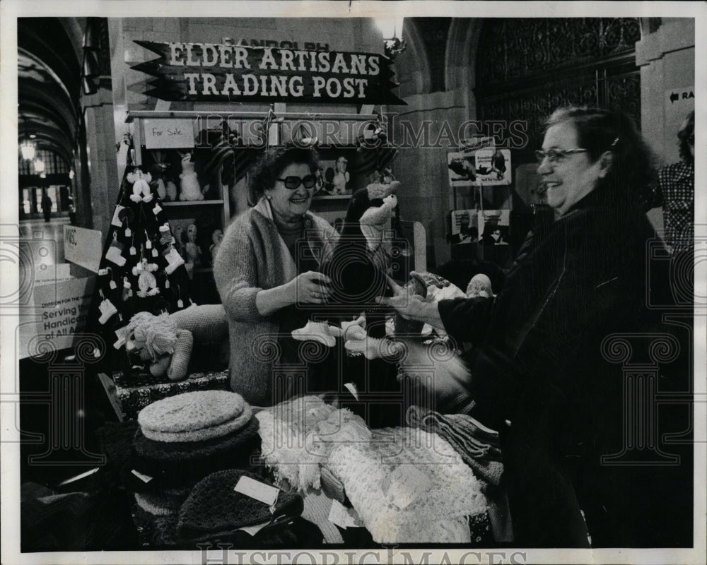 1976 Press Photo Elder Artisans Trading Post Crocheted - RRW03443 - Historic Images
