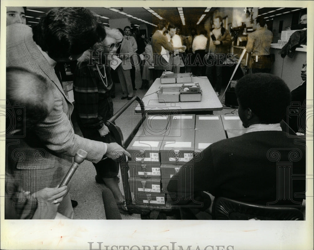 1982 Press Photo Uncounted Chicago Votes - RRW03449 - Historic Images