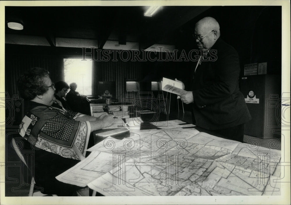 1981 Press Photo Rolling Meadows Polling Place Voters - RRW03451 - Historic Images