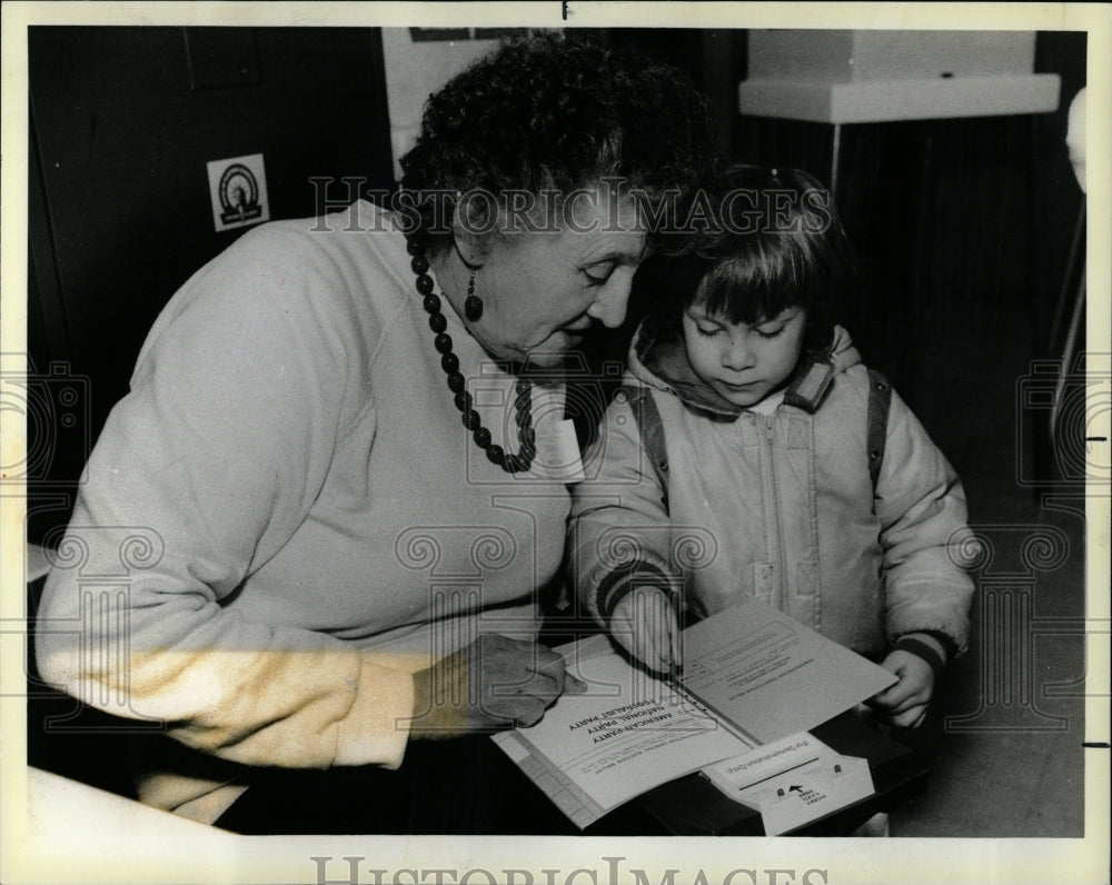 1987 Press Photo Vote Child Election Judge - RRW03457 - Historic Images