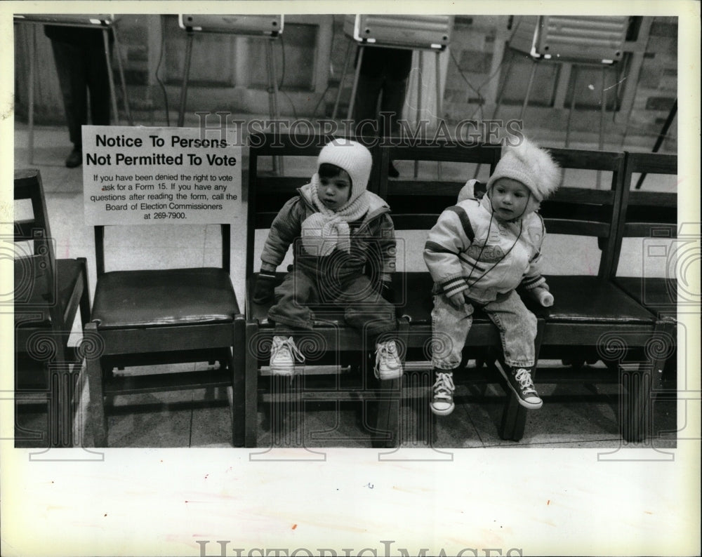 1988 Press Photo Children Voting Waiting - RRW03459 - Historic Images