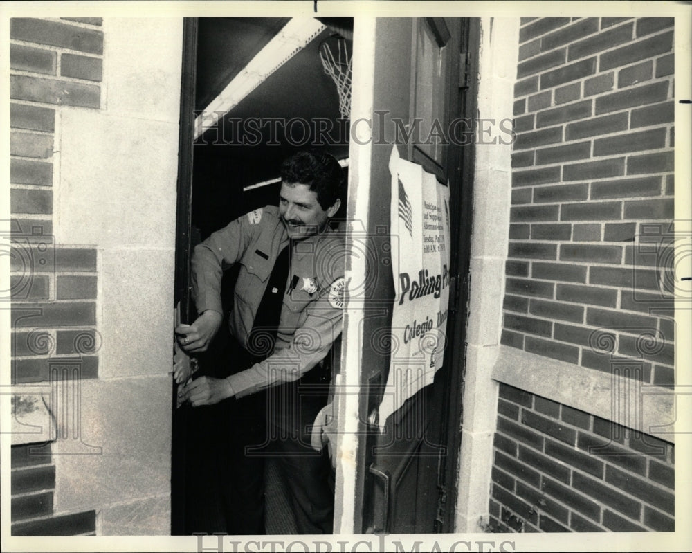 1987 Press Photo Elections Courtenay School Chicago - RRW03465 - Historic Images