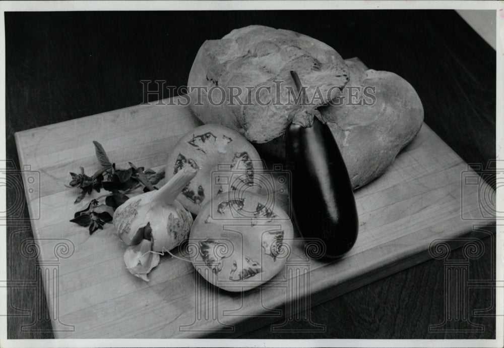 1994 Press Photo Food Eggplant Tomatoes Garlic Bread - RRW03475 - Historic Images