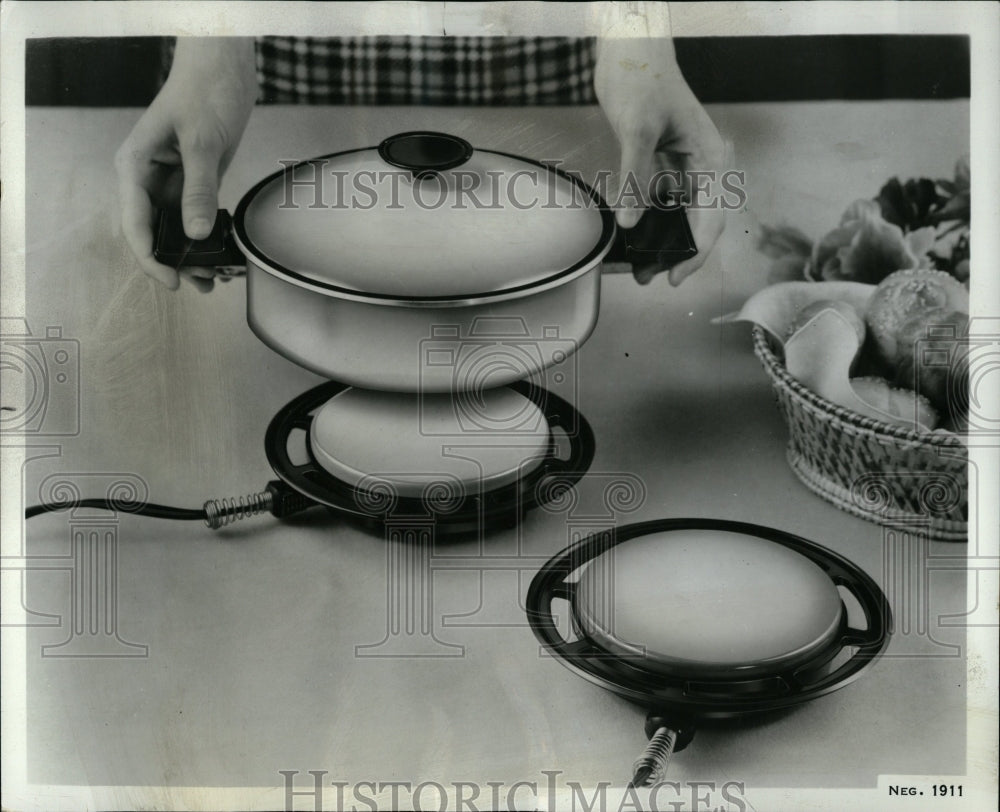 1969 Press Photo West Bend Co. Electric Trivet Plate - RRW03523 - Historic Images