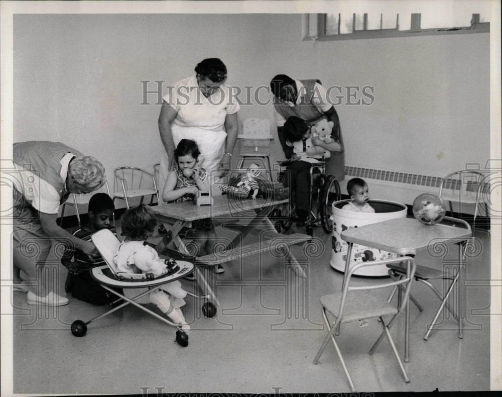 Press Photo Elaine Boyd Home Nurse Games Children - RRW03557 - Historic Images