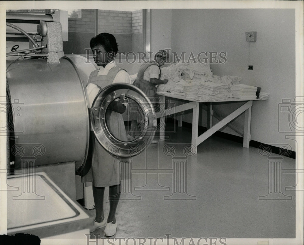Press Photo Nurses Using Laundry Equipment Lakeview - RRW03561 - Historic Images