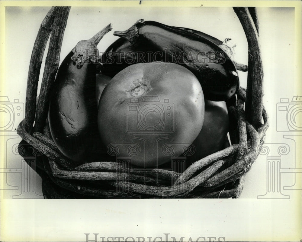 1986 Press Photo Eggplants With Tomatos Displayed - RRW03603 - Historic Images