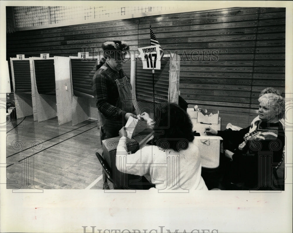 1991 Press Photo Election Voting At Mundelein High - RRW03617 - Historic Images