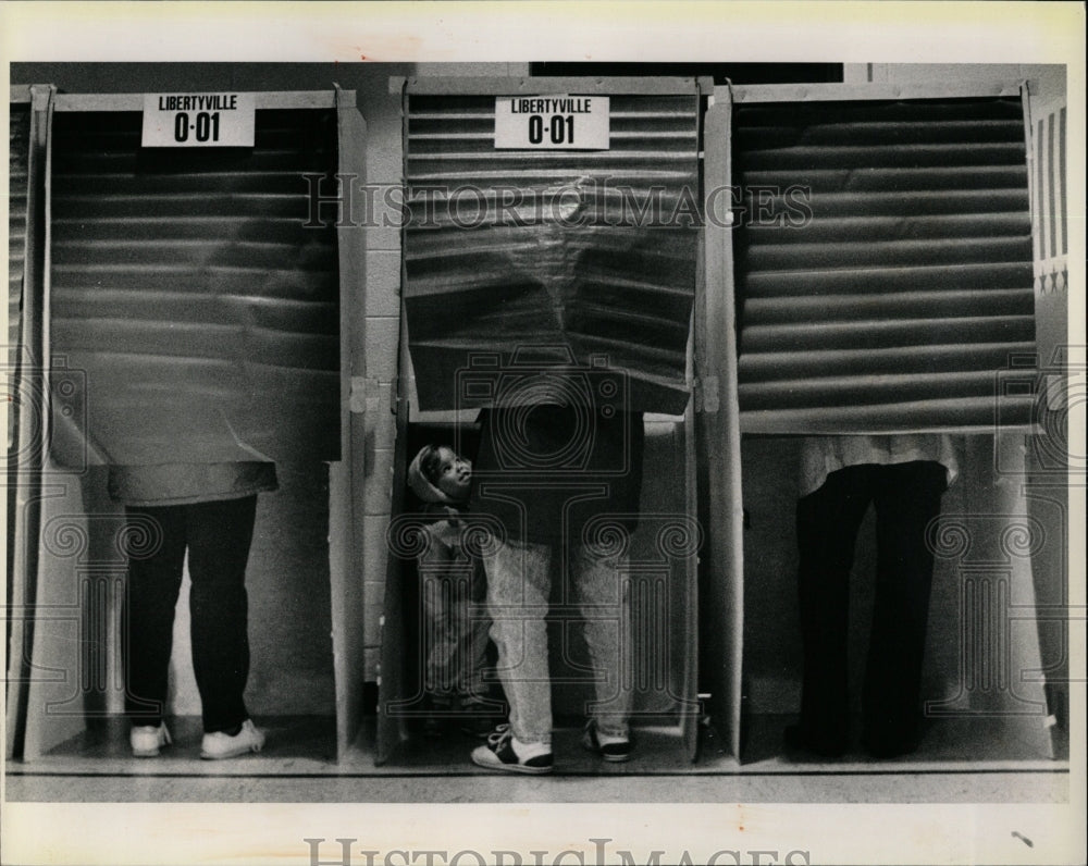 1988 Press Photo Teresa Halvey Teresa Halvey Voting - RRW03621 - Historic Images
