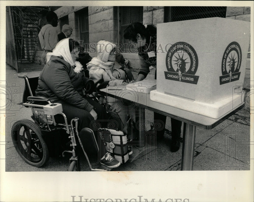 1986 Press Photo Illinois Voters With Disabilities - RRW03623 - Historic Images