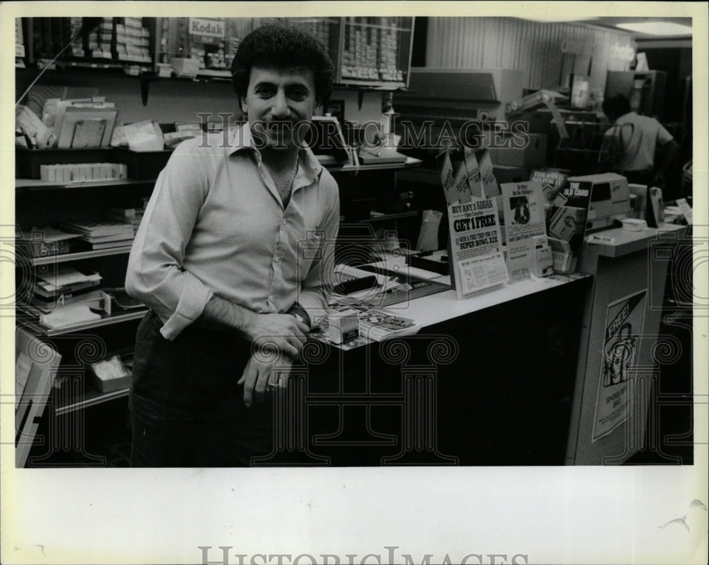 1984 Press Photo First Time Voter Younan Photo Center - RRW03629 - Historic Images